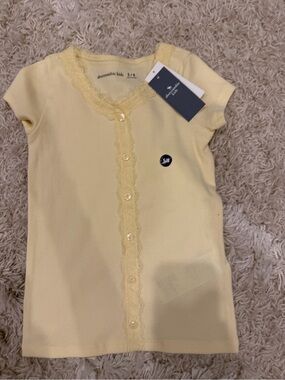 abercrombie kids pale yellow lace-trim button tee size 5/6